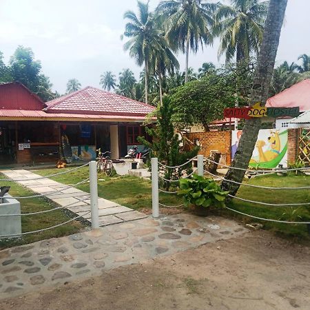 Salty Dog Hostel Telukdalem Buitenkant foto