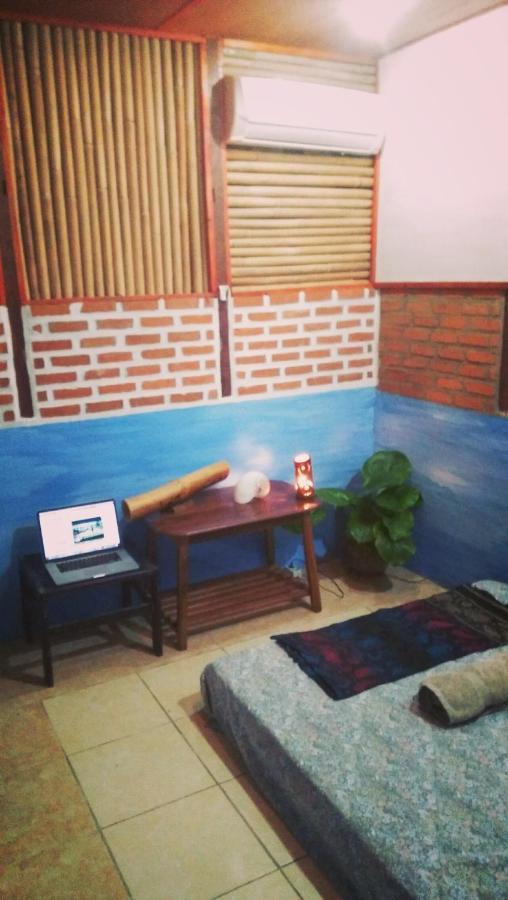 Salty Dog Hostel Telukdalem Buitenkant foto