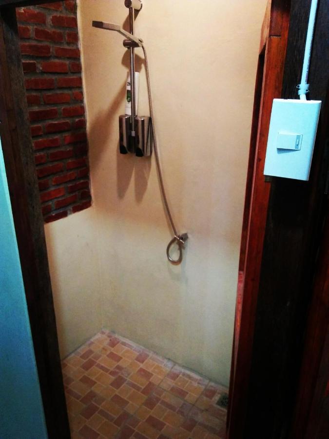 Salty Dog Hostel Telukdalem Buitenkant foto