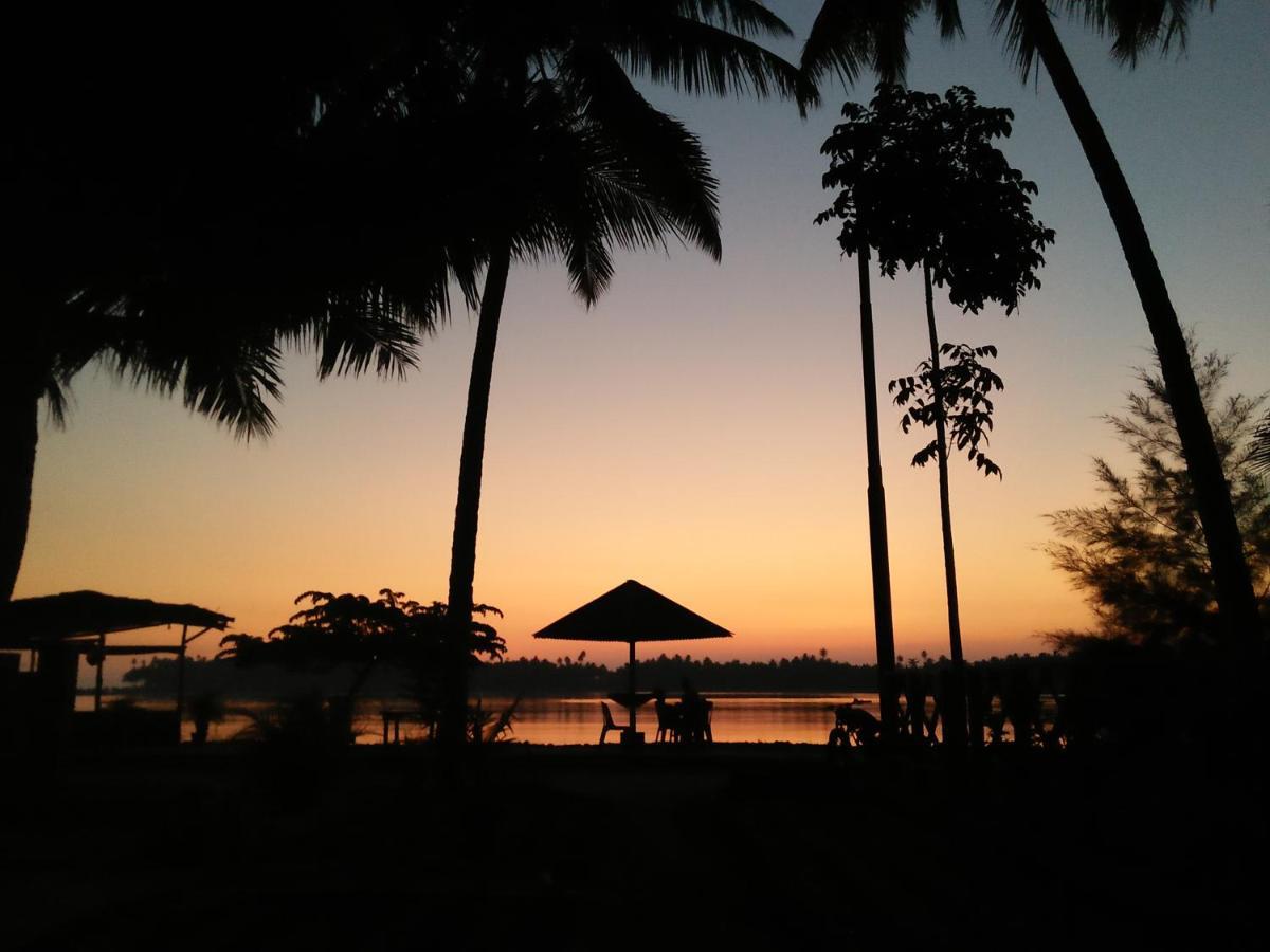 Salty Dog Hostel Telukdalem Buitenkant foto