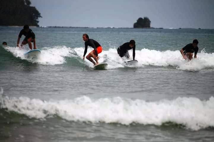 Salty Dog Hostel Telukdalem Buitenkant foto
